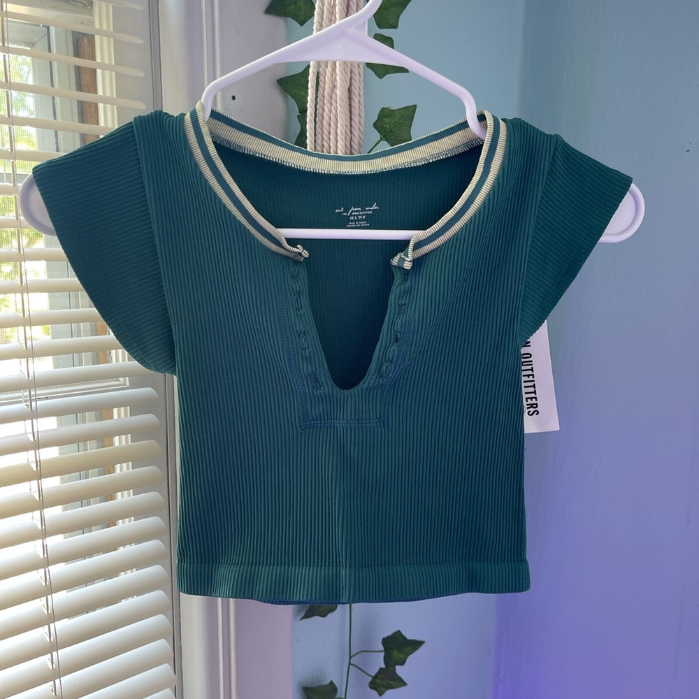 SOLD ON DEPOP Out From Under Go For Gold Seamless Top